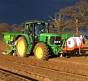JD6633 Premium planting spuds with a Standen Big Boy H300 and team sprayer applicator